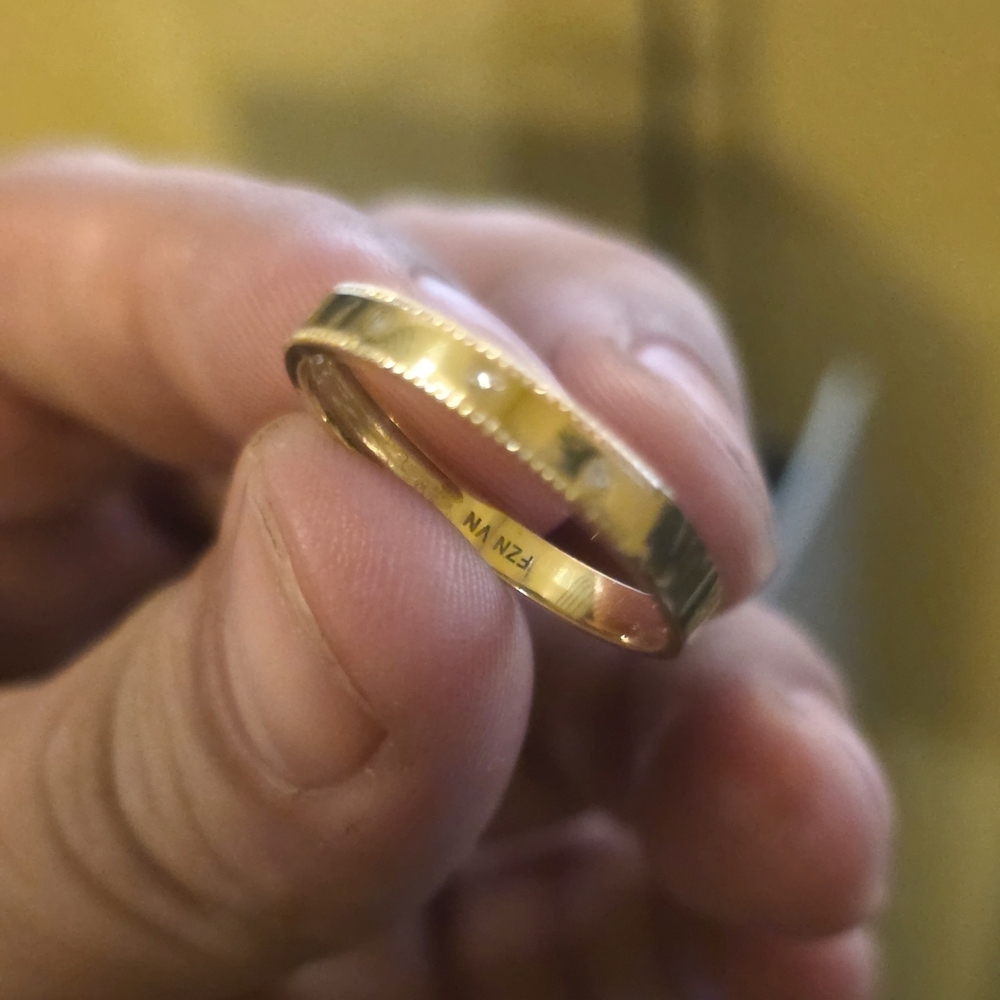 14K GOLD Ring With Diamonds & Ridged Edge. - Picture 7 of 12